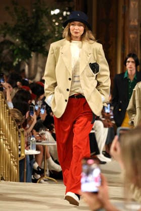 Model Gigi Hadid is wearing a design by American designer Tommy Hilfiger at Fashion Week at the Plaza Hotel in New York, United States, 10 September 2026. Tommy Hilfiger returns to New York Fashion Week with a show that singer Taylor Swift and her husband, football player Travis Kelce, are rumored to attend, as their dog appears in the brand s campaign. New York Fashion Week kicks off with about 70 runway shows and a ban on animal fur !ACHTUNG: NUR REDAKTIONELLE NUTZUNG!  Copyright: xOctavioxGuzmánx AME6257 20260910-55021364004_1