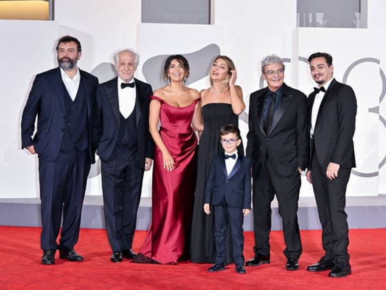 IPA88370420 - Venice, 83rd Venice International Film Festival 2026 - Night 9. Red Carpet for the film *Scherzetto* - Pictured: Leonardo Lidi, Toni Servillo, Serena Rossi, Ippolita Di Majo, Lorenzo Perrotta, Mario Martone, and Gianluca Di Gennaro  Copyright: xSimonexComix xPoolxPhotoxEventsx08x IPA88370420