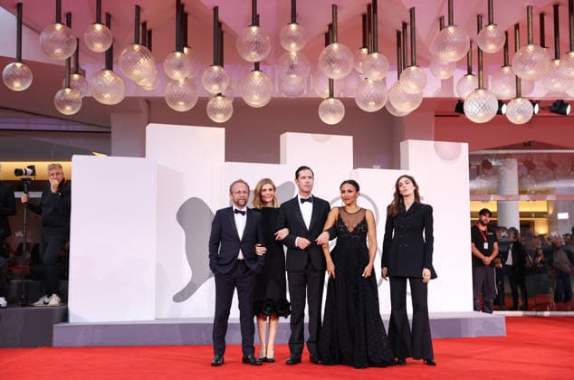 (260910) -- VENICE, Sept. 10, 2026 -- Main crew of the film One Minute To Midnight pose at the red carpet before the premiere of the film during the 83rd Venice International Film Festival in Venice, Italy, Sept. 10, 2026. ) ITALY-VENICE-FILM FESTIVAL-ONE MINUTE TO MIDNIGHT-PREMIERE WangxKaiyan 