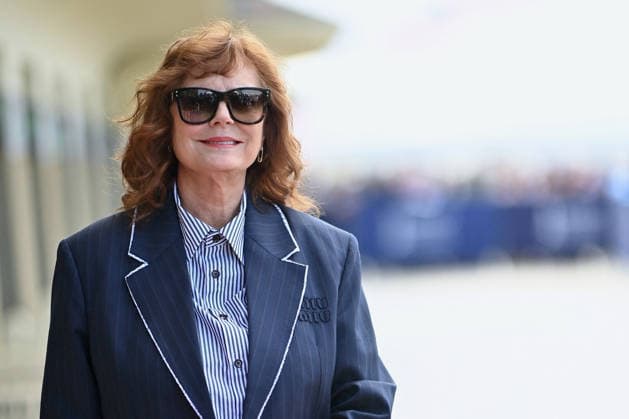 Deauville Susan Sarandon Photocall FC Susan Sarandon poses for the photographers after she unveiled her cabin sign as a tribute for her career along the Promenade des Planches during the 52nd Deauville American Film Festival on September 10, 2026 in Deauville, France. Photo by Franck Castel ABACAPRESS.COM Deauville  Copyright: xCastelxFranck ABACAx
