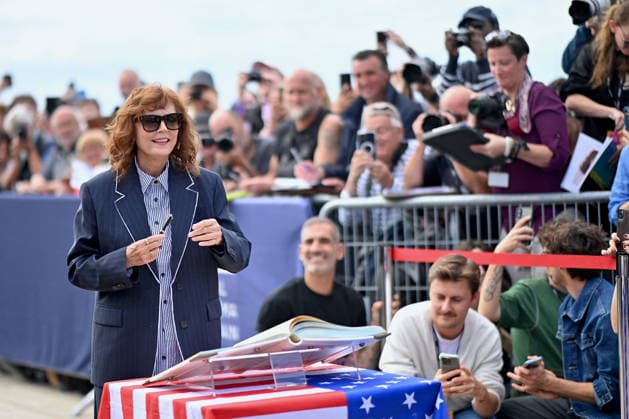 Deauville Susan Sarandon Photocall FC Susan Sarandon poses for the photographers after she unveiled her cabin sign as a tribute for her career along the Promenade des Planches during the 52nd Deauville American Film Festival on September 10, 2026 in Deauville, France. Photo by Franck Castel ABACAPRESS.COM Deauville  Copyright: xCastelxFranck ABACAx