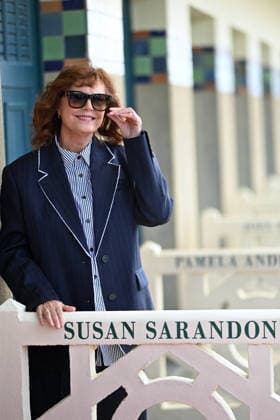 Deauville Susan Sarandon Photocall FC Susan Sarandon poses for the photographers after she unveiled her cabin sign as a tribute for her career along the Promenade des Planches during the 52nd Deauville American Film Festival on September 10, 2026 in Deauville, France. Photo by Franck Castel ABACAPRESS.COM Deauville  Copyright: xCastelxFranck ABACAx