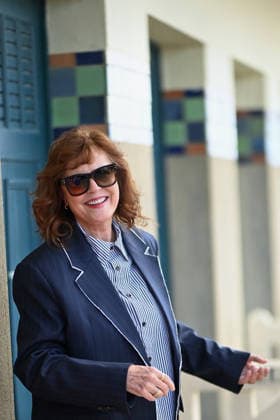 Deauville Susan Sarandon Photocall FC Susan Sarandon poses for the photographers after she unveiled her cabin sign as a tribute for her career along the Promenade des Planches during the 52nd Deauville American Film Festival on September 10, 2026 in Deauville, France. Photo by Franck Castel ABACAPRESS.COM Deauville  Copyright: xCastelxFranck ABACAx