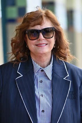 Deauville Susan Sarandon Photocall FC Susan Sarandon poses for the photographers after she unveiled her cabin sign as a tribute for her career along the Promenade des Planches during the 52nd Deauville American Film Festival on September 10, 2026 in Deauville, France. Photo by Franck Castel ABACAPRESS.COM Deauville  Copyright: xCastelxFranck ABACAx