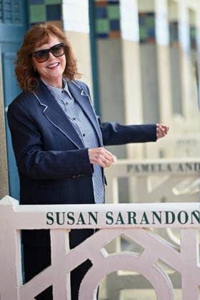 Deauville Susan Sarandon Photocall FC Susan Sarandon poses for the photographers after she unveiled her cabin sign as a tribute for her career along the Promenade des Planches during the 52nd Deauville American Film Festival on September 10, 2026 in Deauville, France. Photo by Franck Castel ABACAPRESS.COM Deauville  Copyright: xCastelxFranck ABACAx