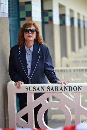 Deauville Susan Sarandon Photocall FC Susan Sarandon poses for the photographers after she unveiled her cabin sign as a tribute for her career along the Promenade des Planches during the 52nd Deauville American Film Festival on September 10, 2026 in Deauville, France. Photo by Franck Castel ABACAPRESS.COM Deauville  Copyright: xCastelxFranck ABACAx