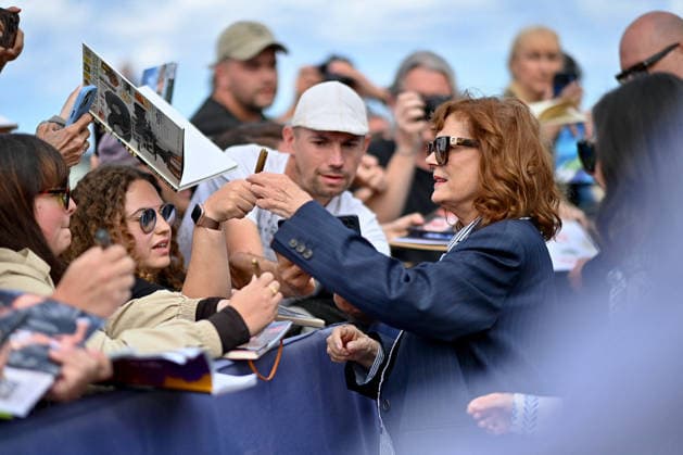 Deauville Susan Sarandon Photocall FC Susan Sarandon poses for the photographers after she unveiled her cabin sign as a tribute for her career along the Promenade des Planches during the 52nd Deauville American Film Festival on September 10, 2026 in Deauville, France. Photo by Franck Castel ABACAPRESS.COM Deauville  Copyright: xCastelxFranck ABACAx