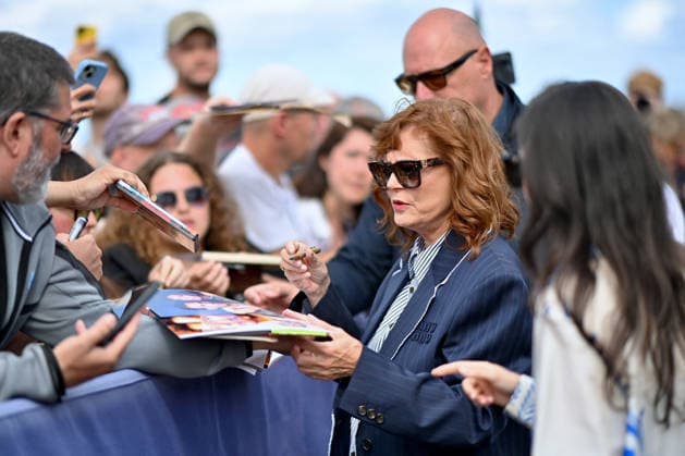 Deauville Susan Sarandon Photocall FC Susan Sarandon poses for the photographers after she unveiled her cabin sign as a tribute for her career along the Promenade des Planches during the 52nd Deauville American Film Festival on September 10, 2026 in Deauville, France. Photo by Franck Castel ABACAPRESS.COM Deauville  Copyright: xCastelxFranck ABACAx