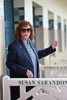 Deauville Susan Sarandon Photocall FC Susan Sarandon poses for the photographers after she unveiled her cabin sign as a tribute for her career along the Promenade des Planches during the 52nd Deauville American Film Festival on September 10, 2026 in Deauville, France. Photo by Franck Castel ABACAPRESS.COM Deauville  Copyright: xCastelxFranck ABACAx