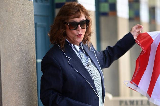 Deauville Susan Sarandon Photocall FC Susan Sarandon poses for the photographers after she unveiled her cabin sign as a tribute for her career along the Promenade des Planches during the 52nd Deauville American Film Festival on September 10, 2026 in Deauville, France. Photo by Franck Castel ABACAPRESS.COM Deauville  Copyright: xCastelxFranck ABACAx