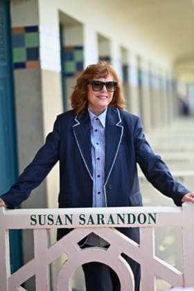Deauville Susan Sarandon Photocall FC Susan Sarandon poses for the photographers after she unveiled her cabin sign as a tribute for her career along the Promenade des Planches during the 52nd Deauville American Film Festival on September 10, 2026 in Deauville, France. Photo by Franck Castel ABACAPRESS.COM Deauville  Copyright: xCastelxFranck ABACAx