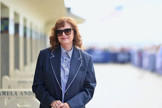 Deauville Susan Sarandon Photocall FC Susan Sarandon poses for the photographers after she unveiled her cabin sign as a tribute for her career along the Promenade des Planches during the 52nd Deauville American Film Festival on September 10, 2026 in Deauville, France. Photo by Franck Castel ABACAPRESS.COM Deauville  Copyright: xCastelxFranck ABACAx