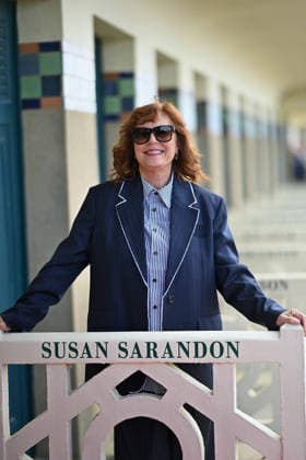 Deauville Susan Sarandon Photocall FC Susan Sarandon poses for the photographers after she unveiled her cabin sign as a tribute for her career along the Promenade des Planches during the 52nd Deauville American Film Festival on September 10, 2026 in Deauville, France. Photo by Franck Castel ABACAPRESS.COM Deauville  Copyright: xCastelxFranck ABACAx