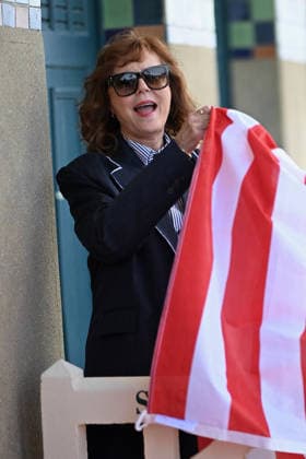 Deauville Susan Sarandon Photocall FC Susan Sarandon poses for the photographers after she unveiled her cabin sign as a tribute for her career along the Promenade des Planches during the 52nd Deauville American Film Festival on September 10, 2026 in Deauville, France. Photo by Franck Castel ABACAPRESS.COM Deauville  Copyright: xCastelxFranck ABACAx