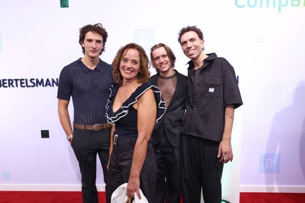 Bertelsmann Party 2026: Kate Kitchenham with her son, musician Fredrik, and his manager on the red carpet at the Bertelsmann Party 2026, Bertelsmann Berlin Office, Berlin, September 10, 2026 Copyright: xEventpress Kratschx