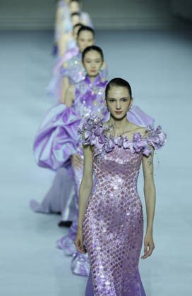 BEIJING, CHINA - SEPTEMBER 10: Models present designs by Liu Li and Zhu Ziyu during the closing show of Shangze Night at the 2026 China Fashion Week (Autumn) on September 10, 2026 in Beijing, China. The eight-day event gathered over 220 brands worldwide, featuring more than 100 fashion releases, high-end dialogues and business matching activities.  Copyright: xChinaxNewsxServicex 111665687392