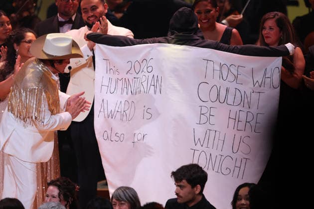 A man holds a sign during the 39th annual Hispanic Heritage Awards at Orchestra Hall in Minneapolis, United States, 10 September 2026. Hispanic Heritage Awards in Minneapolis !ACHTUNG: NUR REDAKTIONELLE NUTZUNG!  Copyright: xAdamxBettcherx AME6483 20260911-55021366120_1
