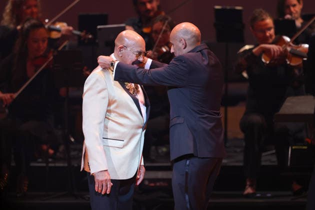 Venezuelan musician Oscar D Leon (L) receives a lifetime achievement award during the 39th annual Hispanic Heritage Awards at Orchestra Hall in Minneapolis, United States, 10 September 2026. Hispanic Heritage Awards in Minneapolis !ACHTUNG: NUR REDAKTIONELLE NUTZUNG!  Copyright: xAdamxBettcherx AME6426 20260911-55021366097_1