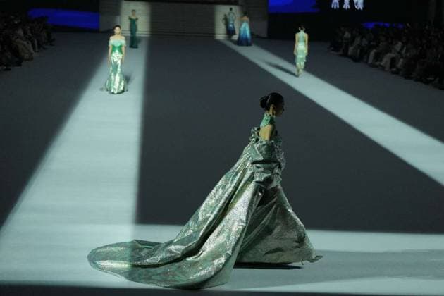 BEIJING, CHINA - SEPTEMBER 10: Media personality Yang Lan delivers a keynote speech during the closing ceremony of the 2026 China International Fashion Week (Autumn) at the Beijing Exhibition Center on September 10, 2026 in Beijing, China. The event featured closing shows by brands Liu Li and Zhu Ziyu.  Copyright: xBeijingxYouthxDailyx 111665679180
