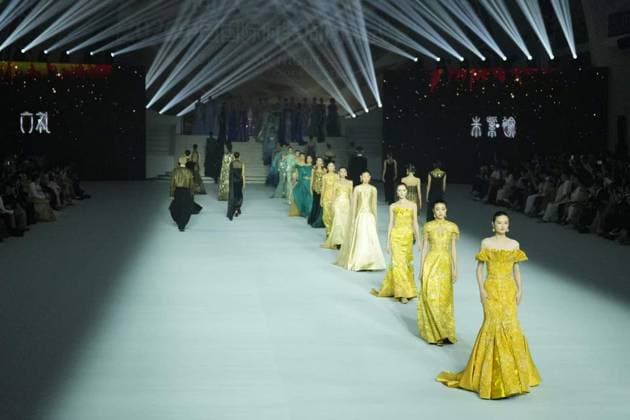 BEIJING, CHINA - SEPTEMBER 10: Models present designs by brands Lili and Ziziyu during the closing ceremony of the 2026 China International Fashion Week Autumn Session at the Beijing Exhibition Center on September 10, 2026 in Beijing, China. Media personality Yang Lan delivered a themed speech at the event.  Copyright: xBeijingxYouthxDailyx 111665679173