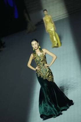 BEIJING, CHINA - SEPTEMBER 10: Media personality Yang Lan delivers a keynote speech as Liu Li and Zhu Ziyu present the closing show during the closing ceremony of the 2026 China International Fashion Week Autumn Session at Beijing Exhibition Hall on September 10, 2026 in Beijing, China. The event marks the conclusion of the autumn session of the fashion week.  Copyright: xBeijingxYouthxDailyx 111665679179