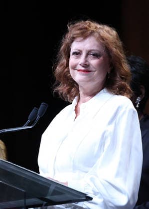 Susan Sarandon receives a Deauville Icon Award on stage during the 52nd Deauville American Film Festival on September 10, 2026. Denis Guignebourg, Bestimage. Susan Sarandon attends the Deauville Icon Award Ceremony at the 52nd Deauville American Film Festival on September 10, 2026, in Deauville, France. Deauville, France  Copyright: xDenisxGuignebourgx xBestimagexDenisxGuignebourgx xBestimagex