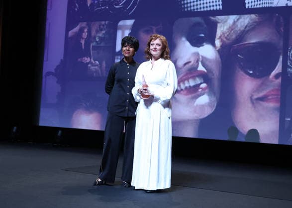 Susan Sarandon receives a Deauville Icon Award from Euzhan Palcy on stage during the 52nd Deauville American Film Festival on September 10, 2026. Denis Guignebourg, Bestimage. Susan Sarandon attends the Deauville Icon Award Ceremony at the 52nd Deauville American Film Festival on September 10, 2026, in Deauville, France. Deauville, France  Copyright: xDenisxGuignebourgx xBestimagexDenisxGuignebourgx xBestimagex