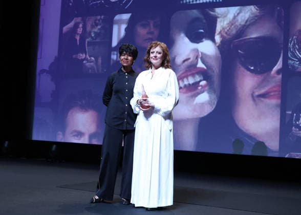 Susan Sarandon receives a Deauville Icon Award from Euzhan Palcy on stage during the 52nd Deauville American Film Festival on September 10, 2026. Denis Guignebourg, Bestimage. Susan Sarandon attends the Deauville Icon Award Ceremony at the 52nd Deauville American Film Festival on September 10, 2026, in Deauville, France. Deauville, France  Copyright: xDenisxGuignebourgx xBestimagexDenisxGuignebourgx xBestimagex