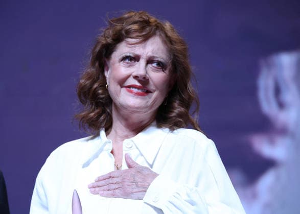 Susan Sarandon receives a Deauville Icon Award on stage during the 52nd Deauville American Film Festival on September 10, 2026. Denis Guignebourg, Bestimage. Susan Sarandon attends the Deauville Icon Award Ceremony at the 52nd Deauville American Film Festival on September 10, 2026, in Deauville, France. Deauville, France  Copyright: xDenisxGuignebourgx xBestimagexDenisxGuignebourgx xBestimagex