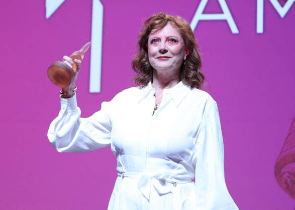 Susan Sarandon receives a Deauville Icon Award on stage during the 52nd Deauville American Film Festival on September 10, 2026. Denis Guignebourg, Bestimage. Susan Sarandon attends the Deauville Icon Award Ceremony at the 52nd Deauville American Film Festival on September 10, 2026, in Deauville, France. Deauville, France  Copyright: xDenisxGuignebourgx xBestimagexDenisxGuignebourgx xBestimagex
