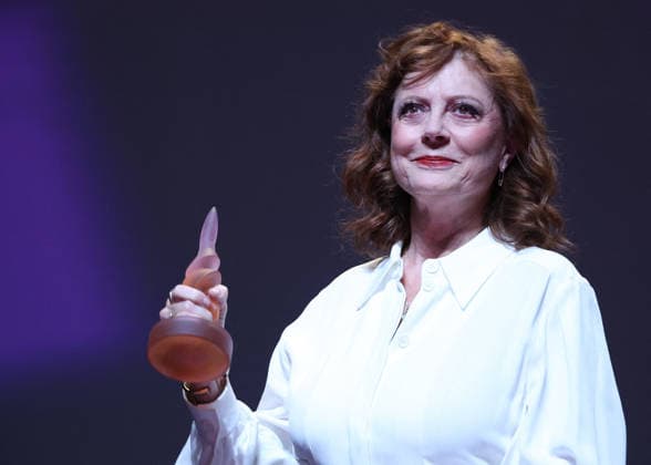 Susan Sarandon receives a Deauville Icon Award on stage during the 52nd Deauville American Film Festival on September 10, 2026. Denis Guignebourg, Bestimage. Susan Sarandon attends the Deauville Icon Award Ceremony at the 52nd Deauville American Film Festival on September 10, 2026, in Deauville, France. Deauville, France  Copyright: xDenisxGuignebourgx xBestimagexDenisxGuignebourgx xBestimagex