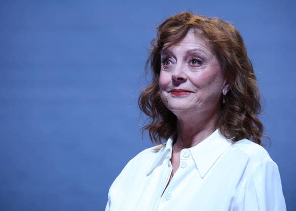 Susan Sarandon receives a Deauville Icon Award on stage during the 52nd Deauville American Film Festival on September 10, 2026. Denis Guignebourg, Bestimage. Susan Sarandon attends the Deauville Icon Award Ceremony at the 52nd Deauville American Film Festival on September 10, 2026, in Deauville, France. Deauville, France  Copyright: xDenisxGuignebourgx xBestimagexDenisxGuignebourgx xBestimagex