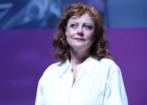 Susan Sarandon receives a Deauville Icon Award on stage during the 52nd Deauville American Film Festival on September 10, 2026. Denis Guignebourg, Bestimage. Susan Sarandon attends the Deauville Icon Award Ceremony at the 52nd Deauville American Film Festival on September 10, 2026, in Deauville, France. Deauville, France  Copyright: xDenisxGuignebourgx xBestimagexDenisxGuignebourgx xBestimagex