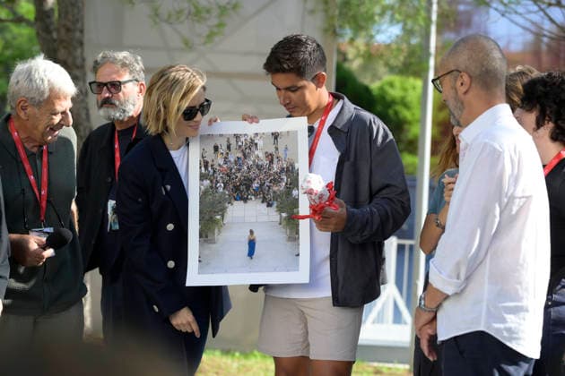 Grtea Scarano and Salsicciotto d oro awards - 11 Sep 2026 Greta Scarano (C) attends the Salsicciotto d Oro awards ceremony—honoring photographers for the best classic shot and the best paparazzi shot—held in the gardens of the Palazzo del Cinema during the 83rd Venice Film Festival. Venice Lido Italy Copyright: xMarioxCartellix xSOPAxImagesx _DSC3093