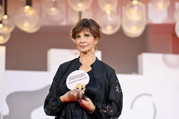 Entertainment Bilder des Tages #2 September 11, 2026, Venice, Rome, Italy: Laura Morante displays a pro-Palestinian and pro-Cuban symbol during the red carpet for the new IMAIE Award, 83rd Venice Film Festival. Venice, September 11, 2026 Venice Italy  - ZUMAa289 20260911_zia_a289_409 Copyright: xMariaxLauraxAntonellix xAgfx