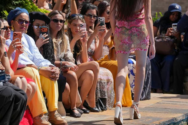 A model walks the runway showcasing pieces from the Spanish brand Custo Barcelona s Spring Summer 2027 collection at New York Fashion Week in New York, USA 11 September 2026. The Spanish brand Custo Barcelona presented Unexpected , its Spring Summer 2027 collection, which seeks to combat routine in the way people dress. Custo Barcelona presents a collection in New York to combat fashion monotony !ACHTUNG: NUR REDAKTIONELLE NUTZUNG!  Copyright: xAngelxColmenaresx AME6655 20260911-55021375604_1