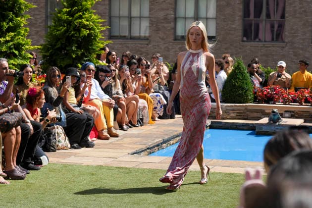 A model walks the runway showcasing pieces from the Spanish brand Custo Barcelona s Spring Summer 2027 collection at New York Fashion Week in New York, USA 11 September 2026. The Spanish brand Custo Barcelona presented Unexpected , its Spring Summer 2027 collection, which seeks to combat routine in the way people dress. Custo Barcelona presents a collection in New York to combat fashion monotony !ACHTUNG: NUR REDAKTIONELLE NUTZUNG!  Copyright: xAngelxColmenaresx AME6658 20260911-55021375606_1