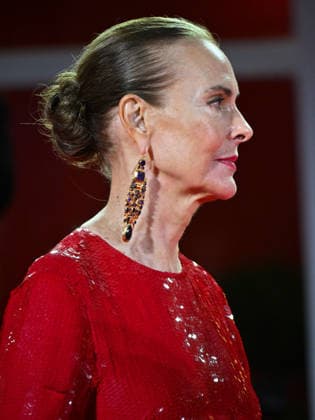 IPA88409950 - Venice International Film Festival 2026 - Night 10 - Red carpet for the film *UN BON AVOCAT*. Pictured: Carole Bouquet  Copyright: xManuelexMangiarottix xPoolxPhotoxEventsx08x IPA88409950