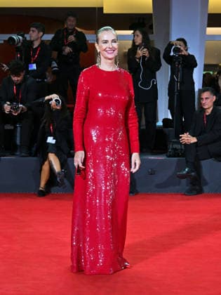IPA88409953 - Venice International Film Festival 2026 - Night 10 - Red carpet for the film *UN BON AVOCAT*. Pictured: Carole Bouquet  Copyright: xManuelexMangiarottix xPoolxPhotoxEventsx08x IPA88409953