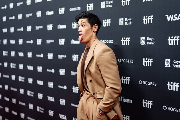 Entertainment Bilder des Tages #2 September 11, 2026, Toronto, On, Canada: Christopher Chung poses for a photograph on the red carpet for Slow Horses at the Toronto International Film Festival, in Toronto on Friday, Sept. 11, 2026. Toronto Canada  - ZUMAc35_ 20260911_zaf_c35_285 Copyright: xArlynxMcadoreyx