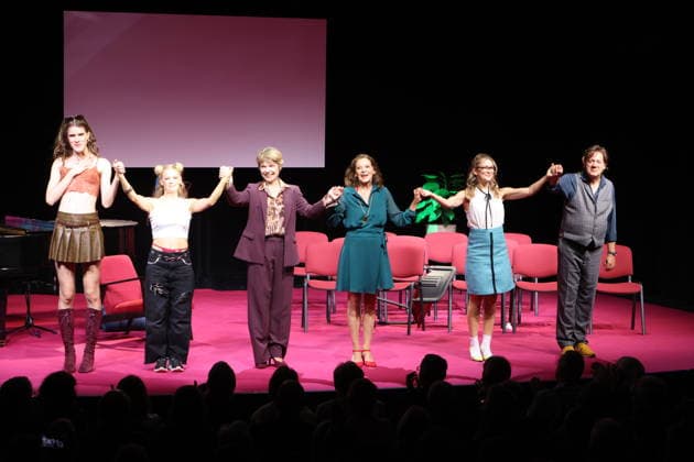 Jasper Middendorf, Julia Lindholm, Antje Rietz, Angela Roy, Linda Hesse, and Dietmar Loeffler at the premiere of the musical comedy *Männerbeschaffungsmassnahmen* at the Komödie Winterhuder Fährhaus in Hamburg—four women rediscover their hopes and feelings during a seminar together; a play full of music featuring many hits and evergreens,