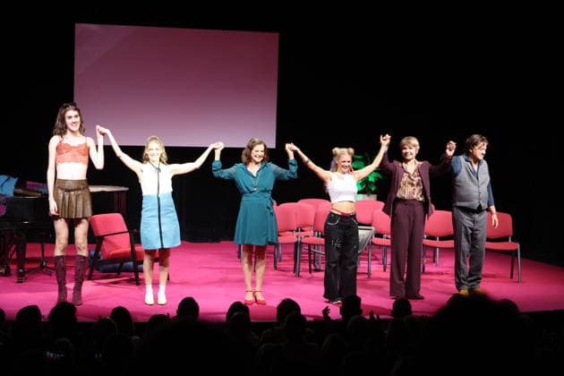 Jasper Middendorf, Julia Lindholm, Antje Rietz, Angela Roy, Linda Hesse, and Dietmar Loeffler at the premiere of the musical comedy *Männerbeschaffungsmassnahmen* at the Komödie Winterhuder Fährhaus in Hamburg—four women rediscover their hopes and feelings during a seminar together; a play full of music featuring many hits and evergreens,