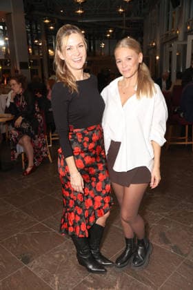 The two pop stars share the stage: Linda Hesse and Julia Lindholm at the premiere celebration for the musical comedy *Männerbeschaffungsmassnahmen* at the Komödie Winterhuder Fährhaus in Hamburg. Four women rediscover their hopes and feelings during a seminar they attend together, a play full of music featuring many hits and evergr