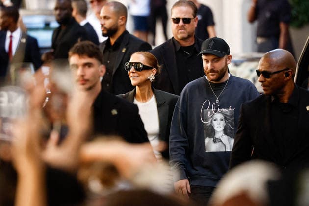 Celine Dion greets her fans as she leaves her hotel before heading to the Plenitude Arena, where she will kick off her Paris concert series on September 12, 2026. Her son, René Charles, is wearing a T-shirt featuring his mother’s image. Cyril Moreau, Bestimage. Celine Dion greets her fans as leaving her hotel before heading to the Plenitude Arena, where she will begin her Paris concert series on September 12, 2026, in Paris, France  Copyright: xCyrilxMoreaux xBrunoxBebertx xBestimagexCyrilxMoreaux xBrunoxBebertx xBestimagex
