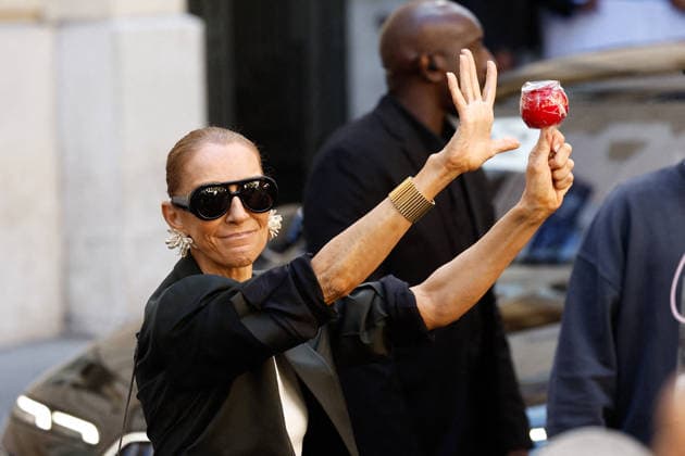 Celine Dion greets her fans as she leaves her hotel before heading to the Plenitude Arena, where she will kick off her Paris concert series on September 12, 2026. Cyril Moreau, Bestimage. Celine Dion greets her fans upon leaving her hotel before heading to the Plenitude Arena, where she will begin her Paris concert series on September 12, 2026, Paris, France  Copyright: xCyrilxMoreaux xBrunoxBebertx xBestimagexCyrilxMoreaux xBrunoxBebertx xBestimagex