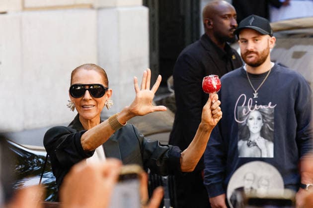 Celine Dion greets her fans as she leaves her hotel before heading to the Plenitude Arena, where she will kick off her Paris concert series on September 12, 2026. Her son, René Charles, is wearing a T-shirt featuring his mother’s image. Cyril Moreau, Bestimage. Celine Dion greets her fans as leaving her hotel before heading to the Plenitude Arena, where she will begin her Paris concert series on September 12, 2026, in Paris, France  Copyright: xCyrilxMoreaux xBrunoxBebertx xBestimagexCyrilxMoreaux xBrunoxBebertx xBestimagex