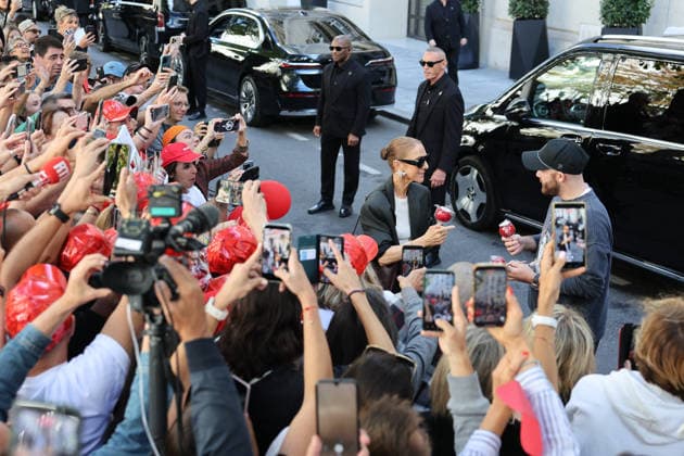 Celine Dion greets her fans as she leaves her hotel before heading to the Plenitude Arena, where she will kick off her Paris concert series on September 12, 2026. Her son, René Charles, is wearing a T-shirt featuring his mother’s image. Cyril Moreau, Bestimage. Celine Dion greets her fans as leaving her hotel before heading to the Plenitude Arena, where she will begin her Paris concert series on September 12, 2026, in Paris, France  Copyright: xCyrilxMoreaux xBrunoxBebertx xBestimagexCyrilxMoreaux xBrunoxBebertx xBestimagex