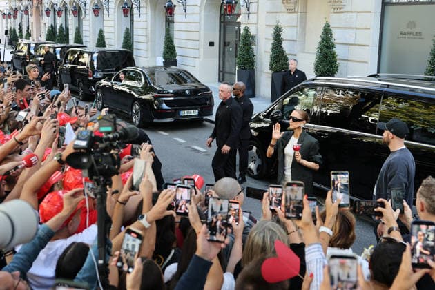 Celine Dion greets her fans as she leaves her hotel before heading to the Plenitude Arena, where she will kick off her Paris concert series on September 12, 2026. Her son, René Charles, is wearing a T-shirt featuring his mother’s image. Cyril Moreau, Bestimage. Celine Dion greets her fans as leaving her hotel before heading to the Plenitude Arena, where she will begin her Paris concert series on September 12, 2026, in Paris, France  Copyright: xCyrilxMoreaux xBrunoxBebertx xBestimagexCyrilxMoreaux xBrunoxBebertx xBestimagex