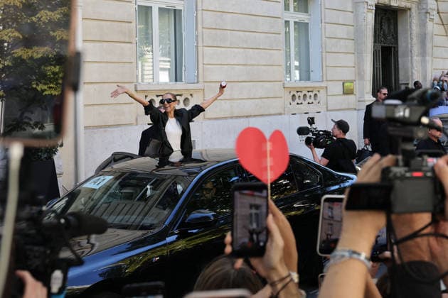 Celine Dion greets her fans as she leaves her hotel before heading to the Plenitude Arena, where she will kick off her Paris concert series on September 12, 2026. Cyril Moreau, Bestimage. Celine Dion greets her fans upon leaving her hotel before heading to the Plenitude Arena, where she will begin her Paris concert series on September 12, 2026, Paris, France  Copyright: xCyrilxMoreaux xBrunoxBebertx xBestimagexCyrilxMoreaux xBrunoxBebertx xBestimagex