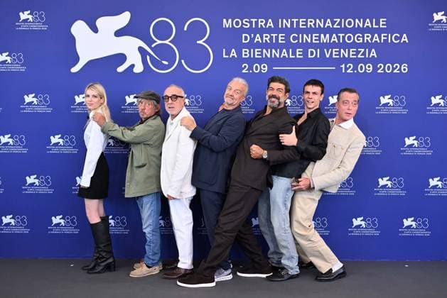 Bilder des Tages Entertainment September 12, 2026, Venice, Rome, Italy: Alma Noce, Paolo Rossi, Silvio Orlando, director Giovanni Veronesi, Pierfrancesco Favino, Francesco Gheghi, and Maurizio Lombardi during the photocall for the film God Laughs, 83rd Venice Film Festival. Venice, September 12, 2026 Venice Italy - ZUMAa289 20260912_zia_a289_125 Copyright: xMariaxLauraxAntonellix xAgfx